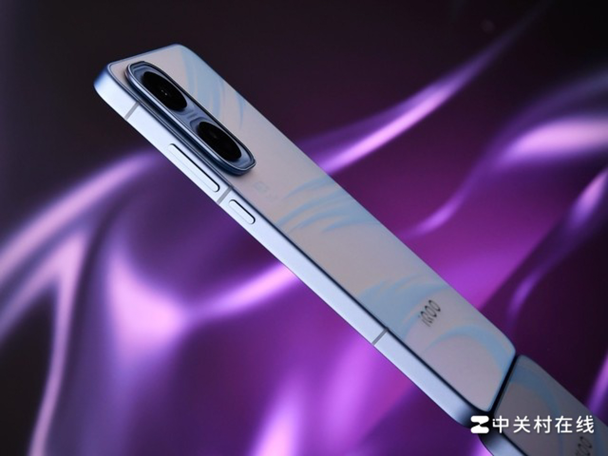 Cận cảnh iqoo Neo 11, một điểm đáng khen nữa trên chiếc máy này chính là máy đã đạt chuẩn chống nước, chống bụi IP68/IP69