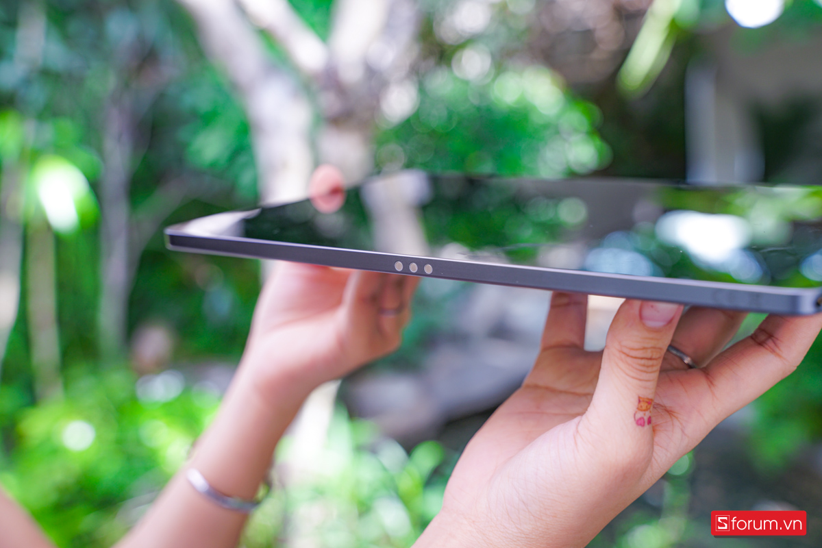 Cạnh trái của Lenovo Idea Tab