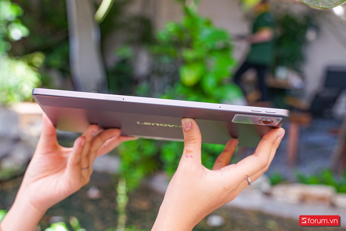 Cạnh phải của Lenovo Idea Tab