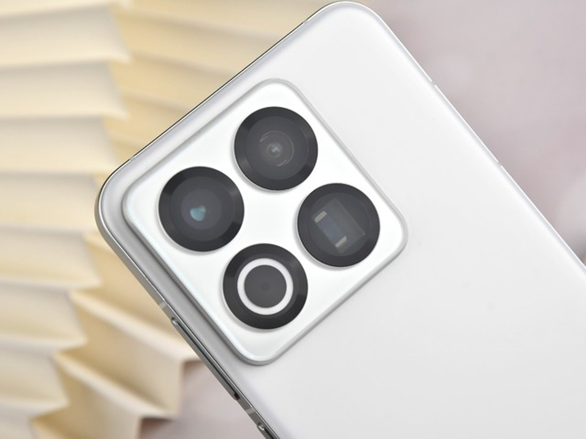 Meizu 22 thể hiện rõ tham vọng chinh phục phân khúc cao cấp khi mang đến một hệ thống camera bốn ống kính cực kỳ ấn tượng