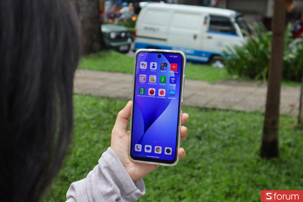 Về phần màn hình, Meizu mblu 22 Pro có thiết kế camera dạng đục lỗ