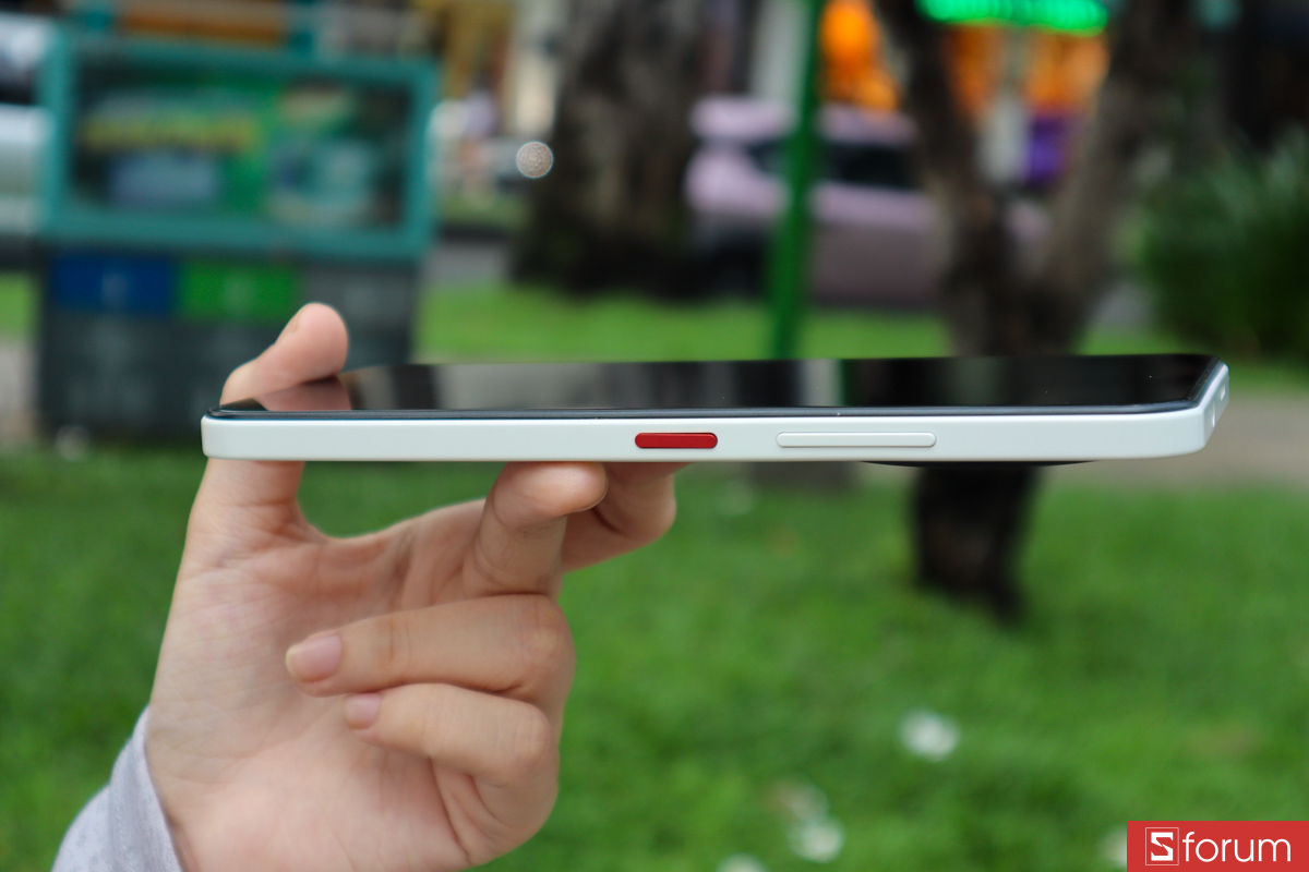 Cạnh phải của Meizu mblu 22 Pro