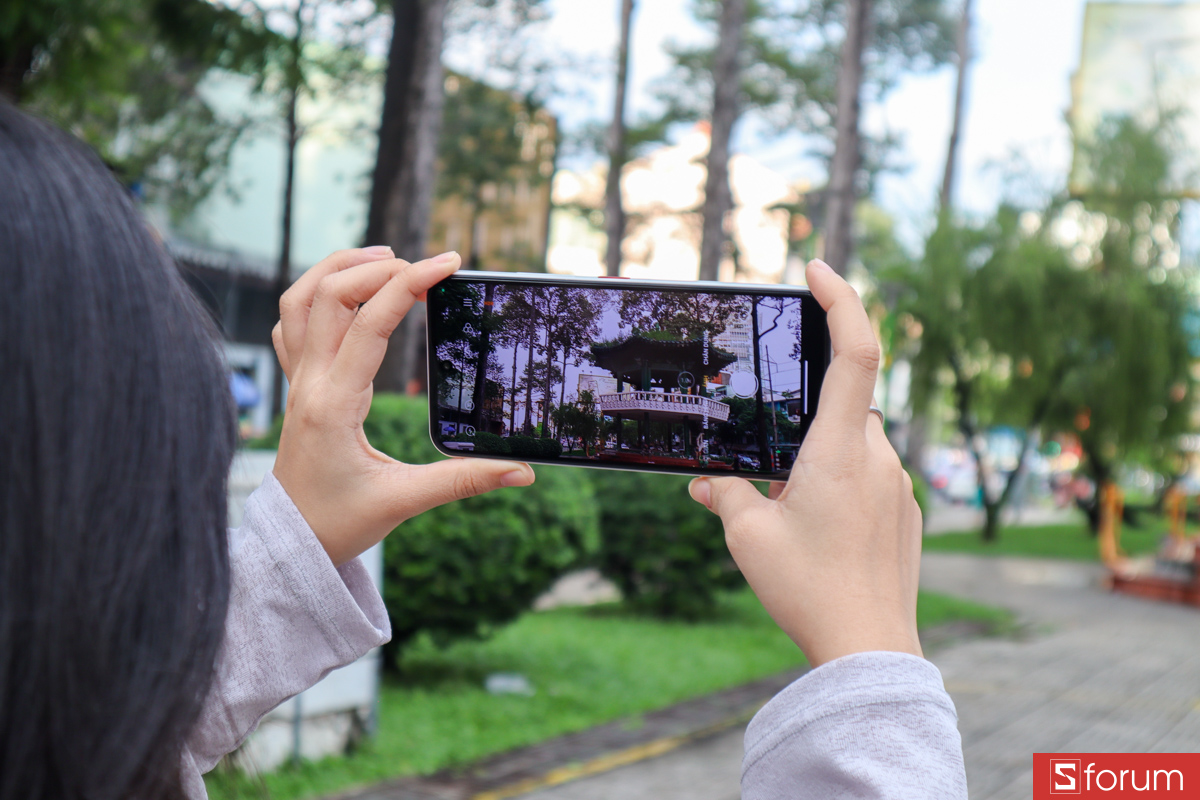 Trên tay Meizu mblu 22 Pro, chiếc máy này được trang bị cụm camera kép ở mặt sau gồm cảm biến chính 50MP f/1.8