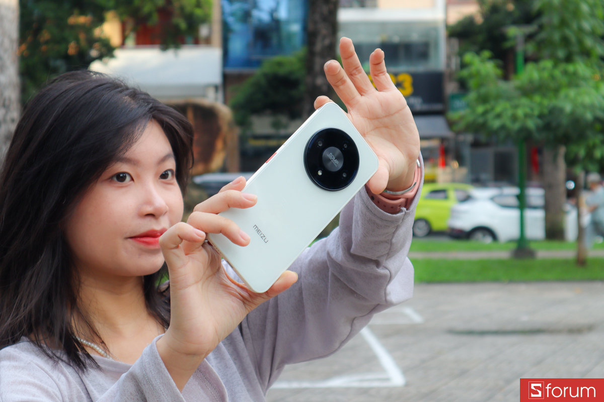 Trong điều kiện thiếu sáng, máy vẫn có chế độ Night Shot