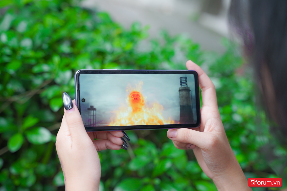 Khi trên tay OPPO A5i thì mình nhận thấy màn hình của em máy này vẫn chưa mang lại cảm giác thật sự mượt mà