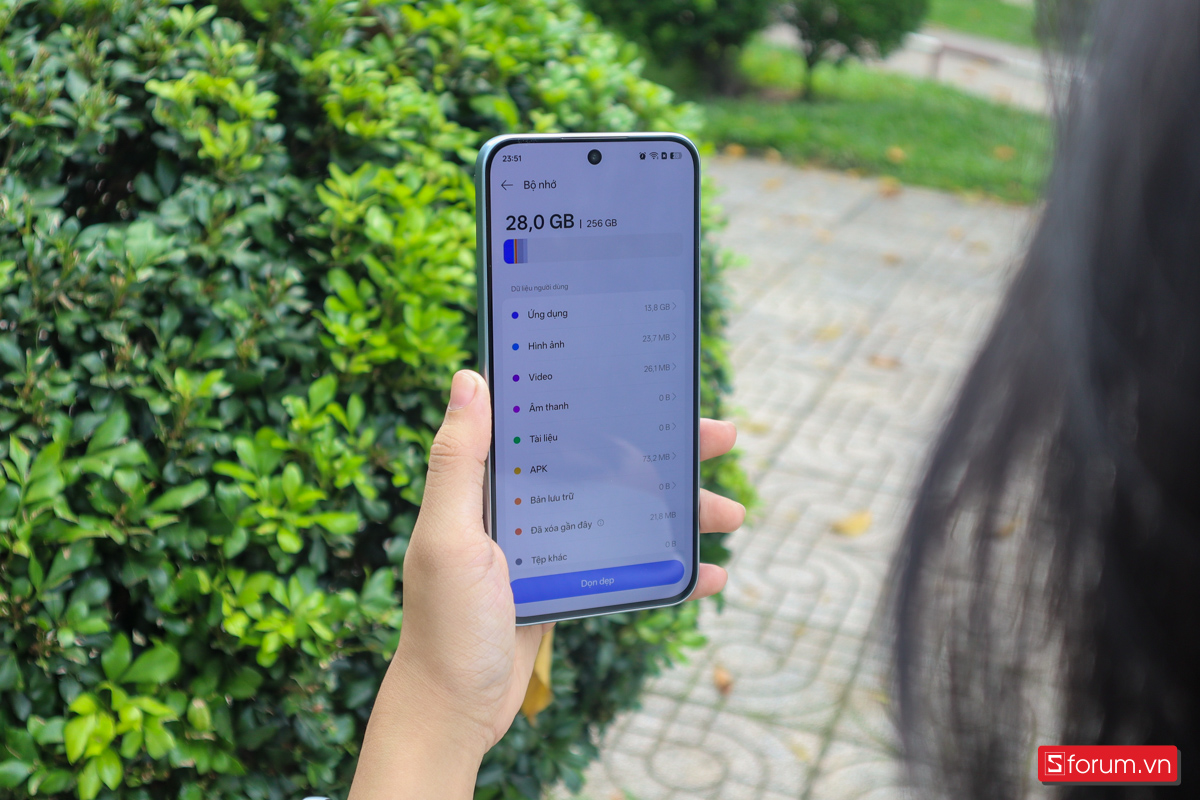 Dung lượng RAM của em nó là 8GB kết hợp cùng bộ nhớ trong khá rộng rãi lên tới 256GB