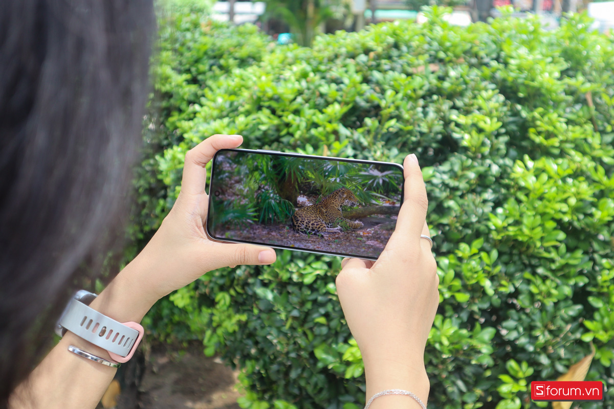 Một điểm đáng chú ý khi mình trên tay OPPO A6 Pro là phần viền màn hình được thiết kế mỏng và đồng đều ở cả bốn cạnh