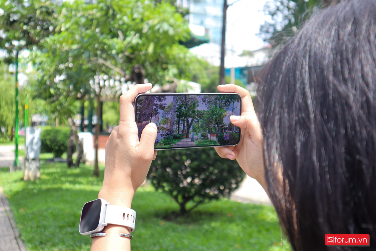 Đi kèm là ống kính phụ 2MP trên OPPO A6 Pro