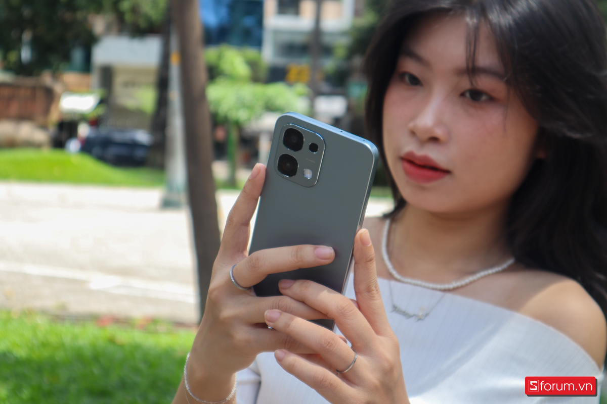 Khi cầm trên tay OPPO A6 Pro, máy cho cảm giác chắc chắn, ôm gọn trong lòng bàn tay