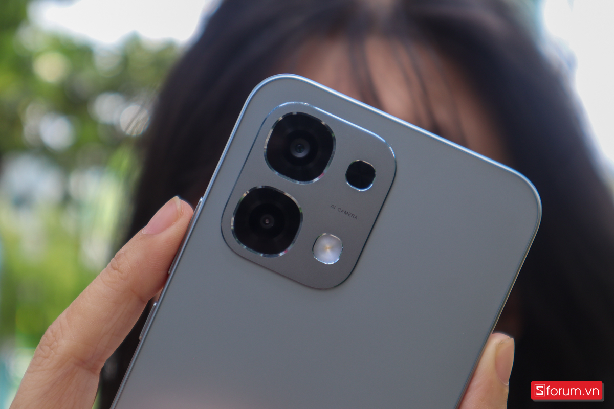 Ở mặt sau, cụm camera OPPO A6 Pro kép được đặt trong mô-đun hình vuông