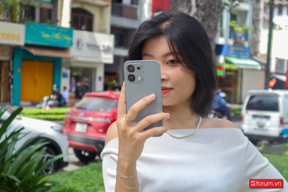 OPPO A6 Pro mang ngôn ngữ thiết kế với 4 cạnh được bo cong vừa phải