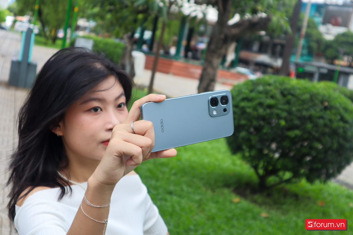 Hệ thống camera trên OPPO A6 Pro được xây dựng xoay quanh cảm biến chính 50MP khẩu độ f/1.8