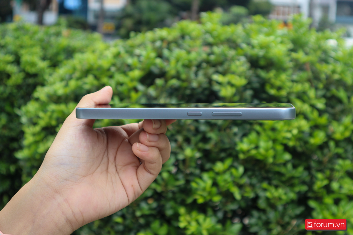 Cạnh phải của OPPO A6 Pro