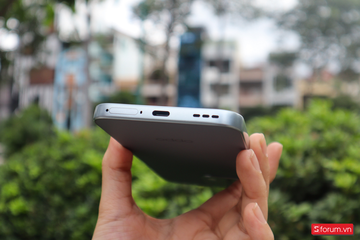 Cạnh dưới của OPPO A6 Pro
