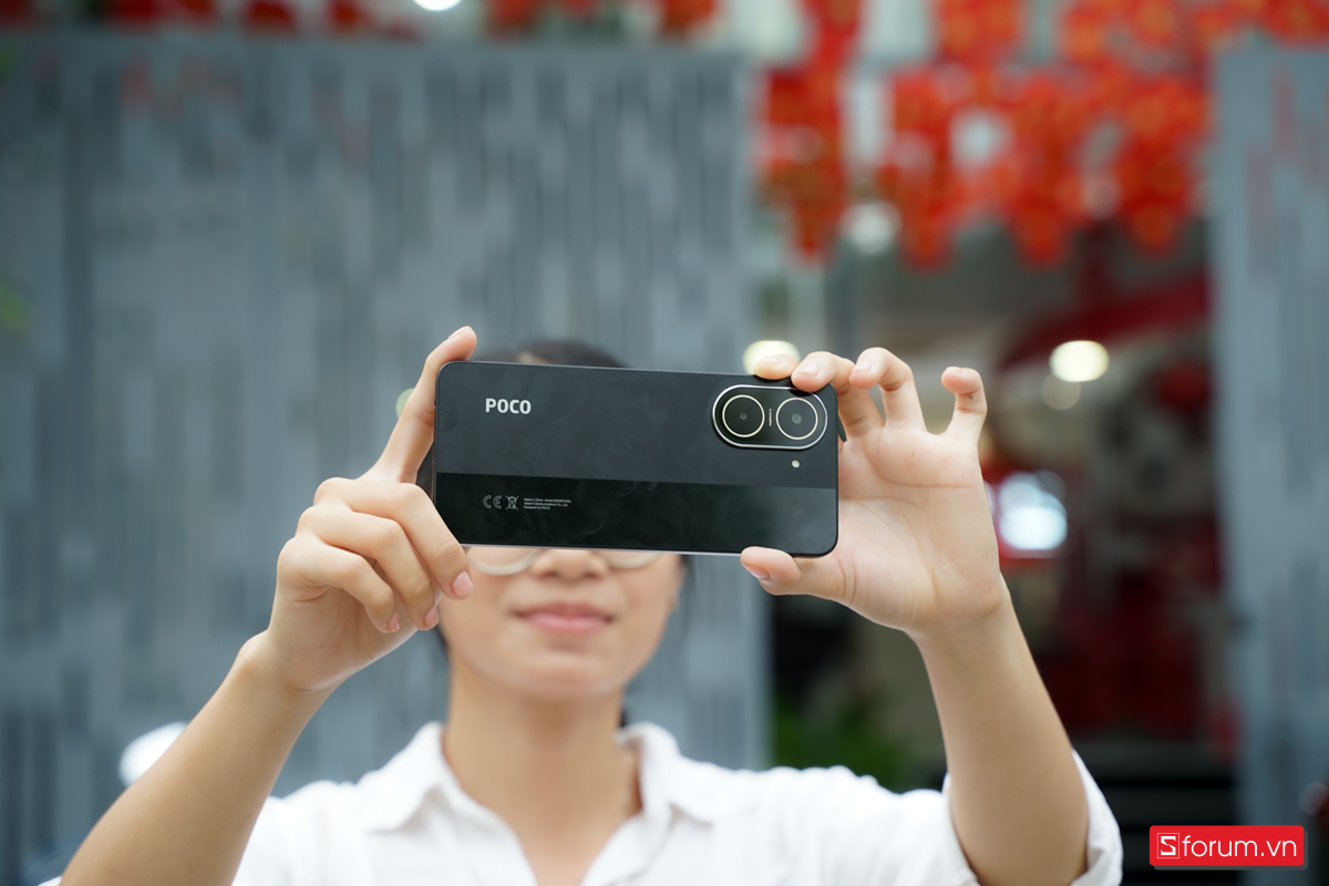 Camera của Xiaomi POCO C71 được đặt dọc với cụm 2 camera có phần lồi lên nhẹ so với thân máy