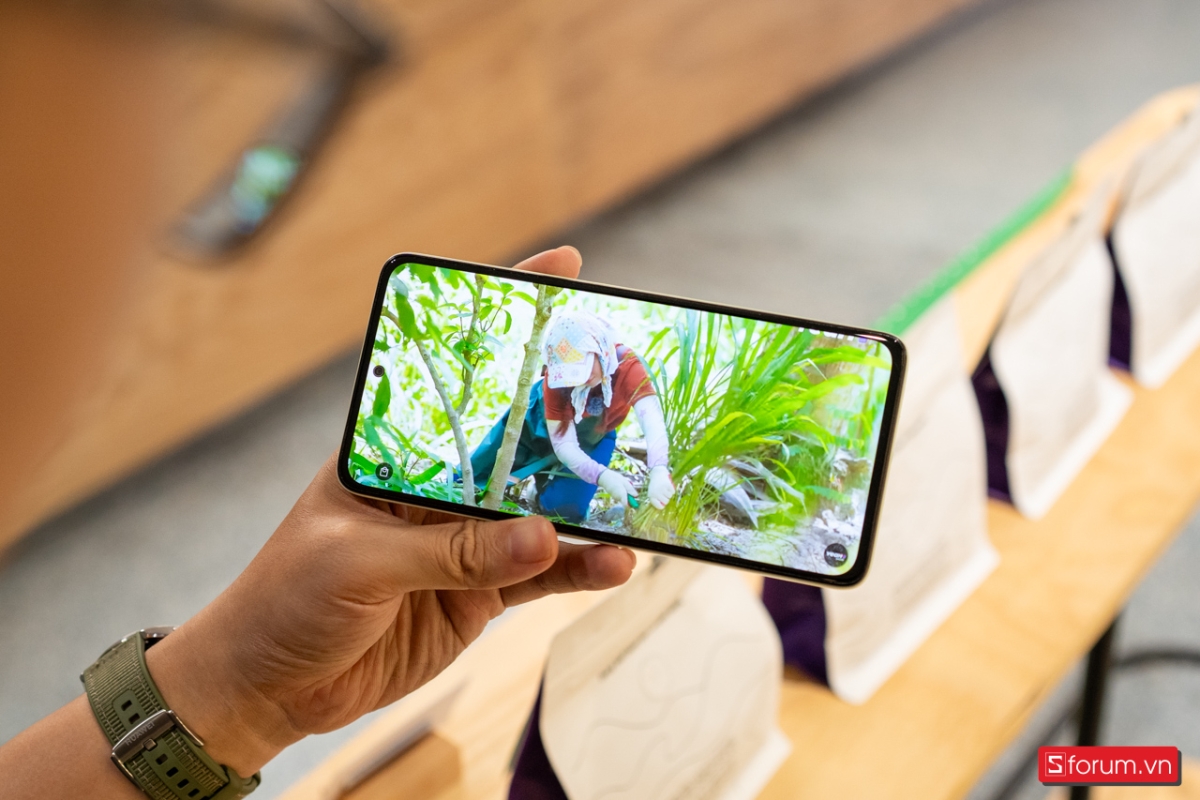 Một điểm cộng lớn nữa là độ sáng của màn hình của Redmi Note 14