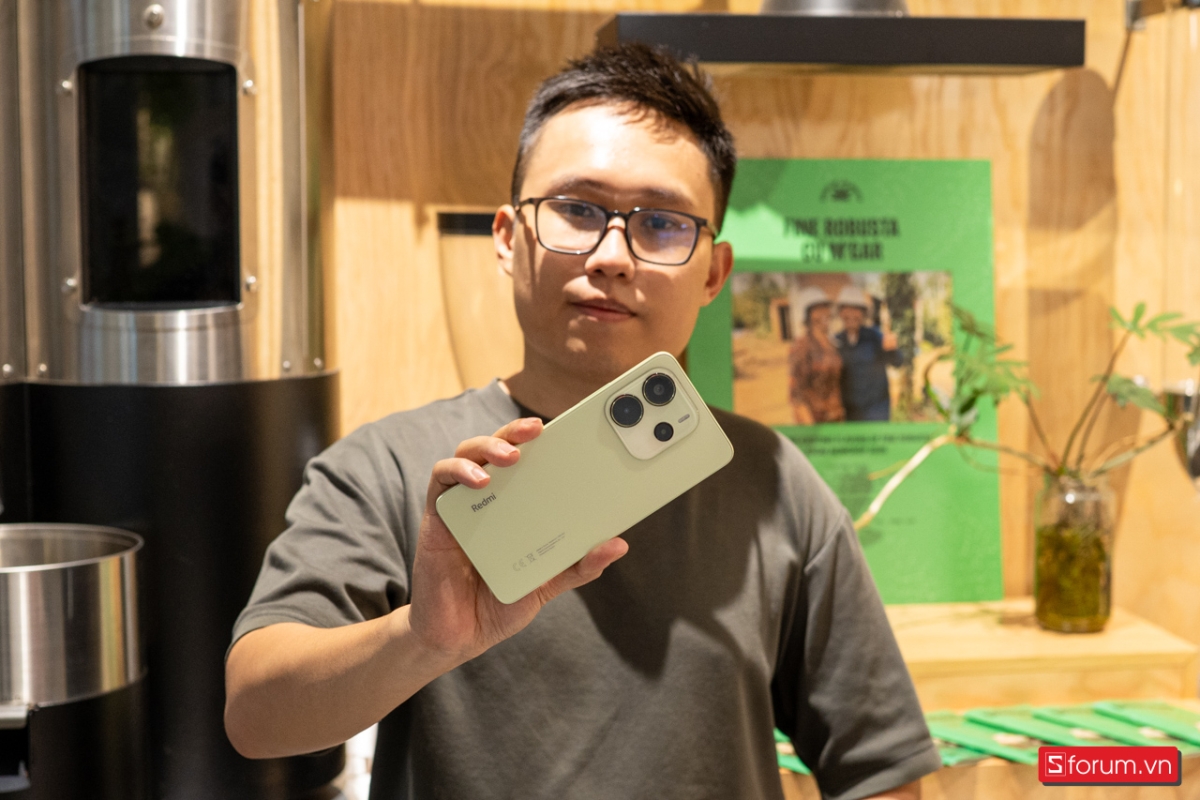 Xiaomi Redmi Note 14 vẫn ghi điểm ở mặt lưng nhám mờ giúp hạn chế rất tốt tình trạng bám mồ hôi và dấu vân tay