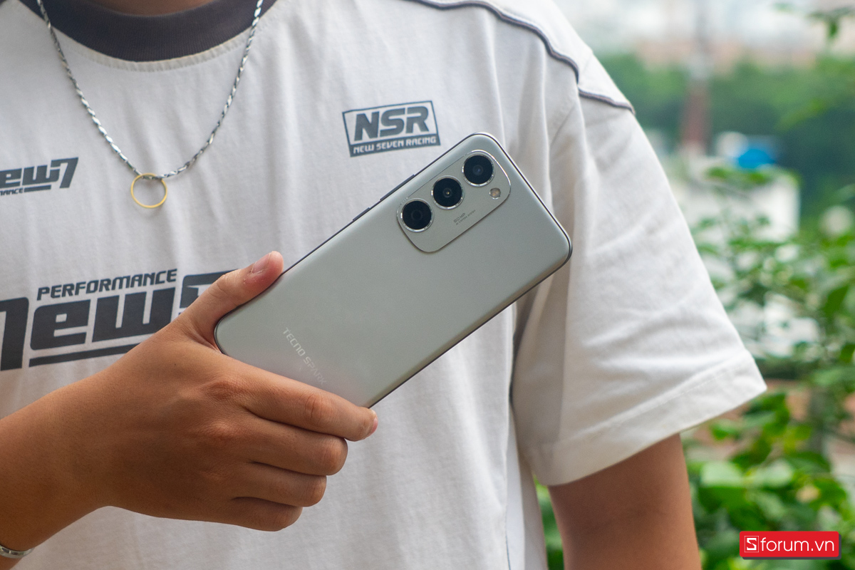 Nhờ vậy mà tổng thể Tecno Spark 40 Pro Plus trở nên mềm mại và cao cấp hơn hẳn