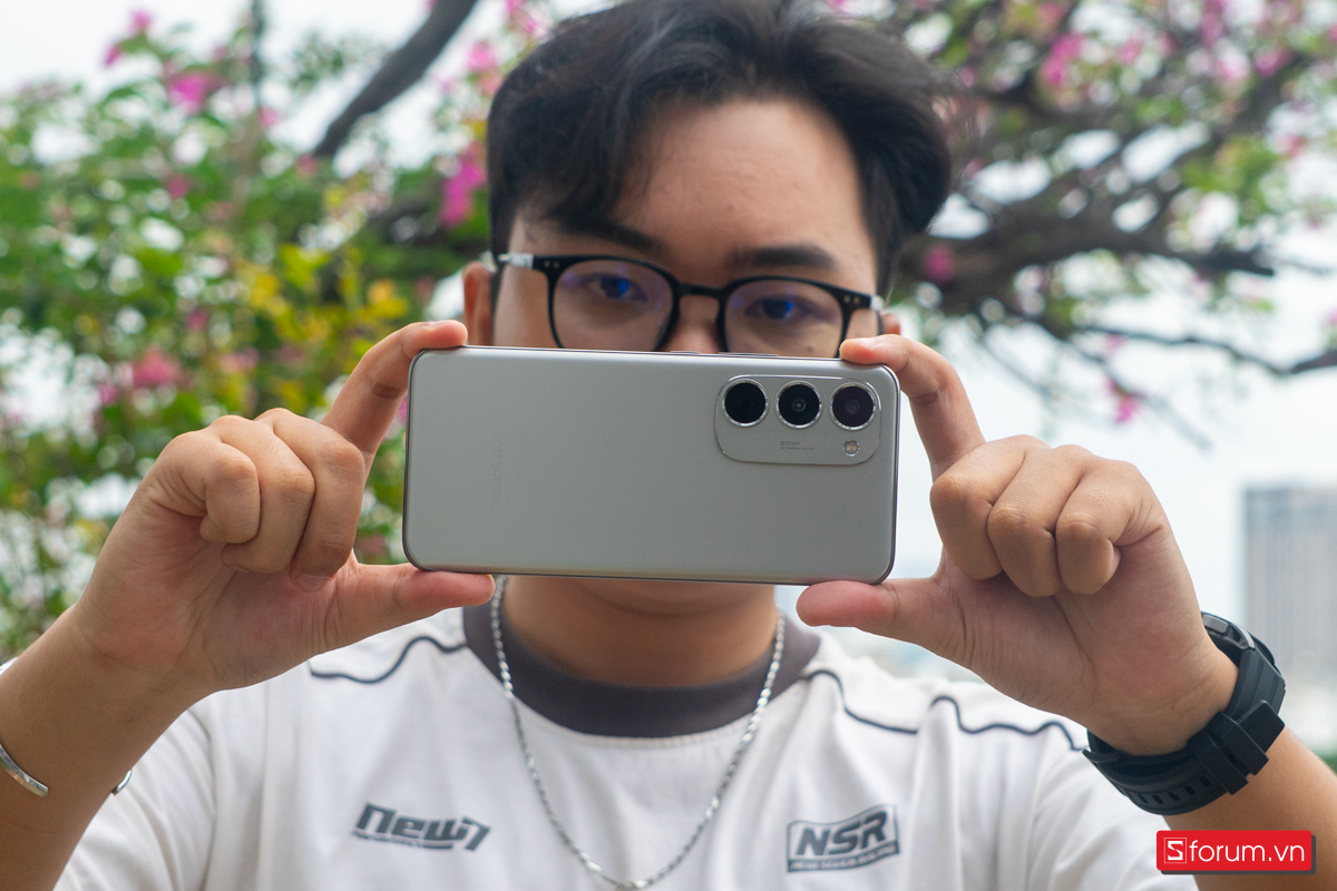 Tecno Spark 40 Pro+ được trang bị cảm biến chính 50MP f/1.6 cùng một ống kính phụ hỗ trợ lấy nét PDAF