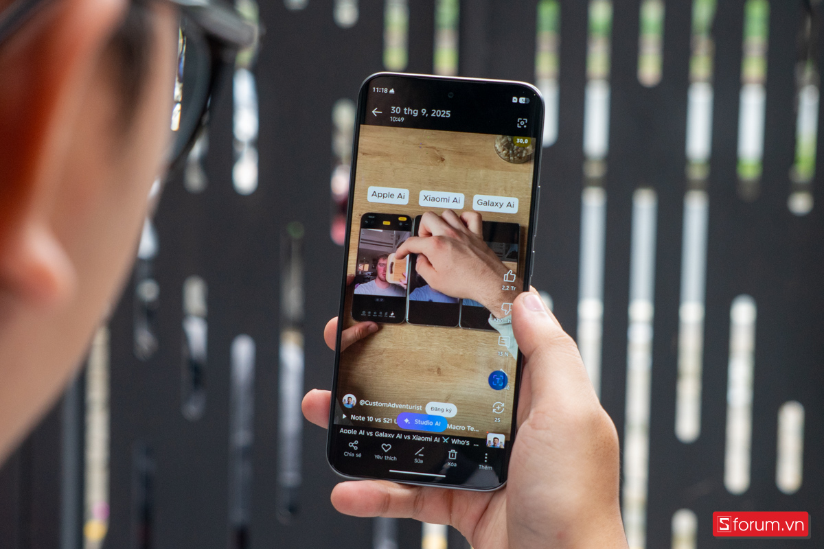 Màn hình cong của Spark 40 Pro Plus cũng được xử lý khá hợp lý