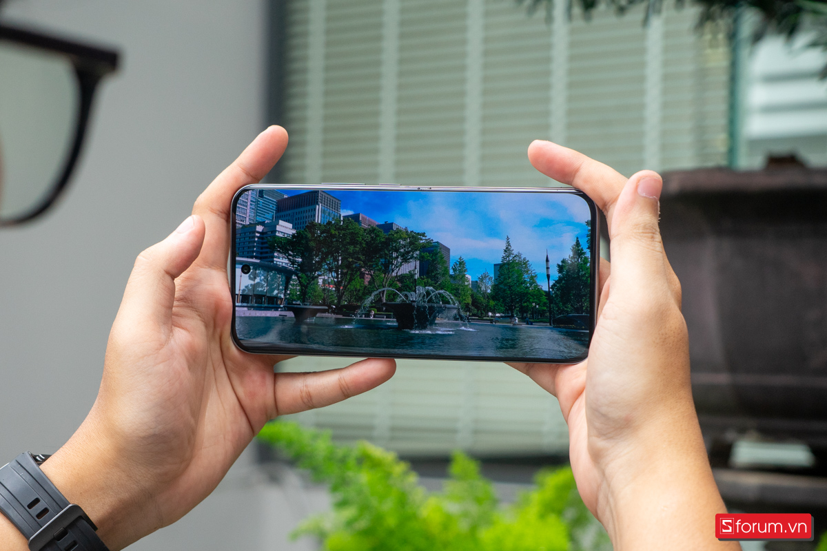Phần viền của Tecno Spark 40 Pro Plus thì được làm mỏng đều bốn cạnh