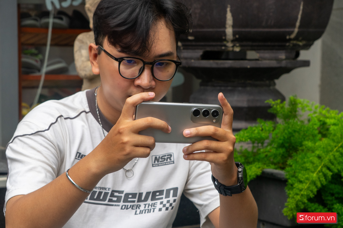 Spark 40 Pro Plus tỏ ra thoải mái hơn rõ rệt khi sở hữu trọng lượng chỉ 160g