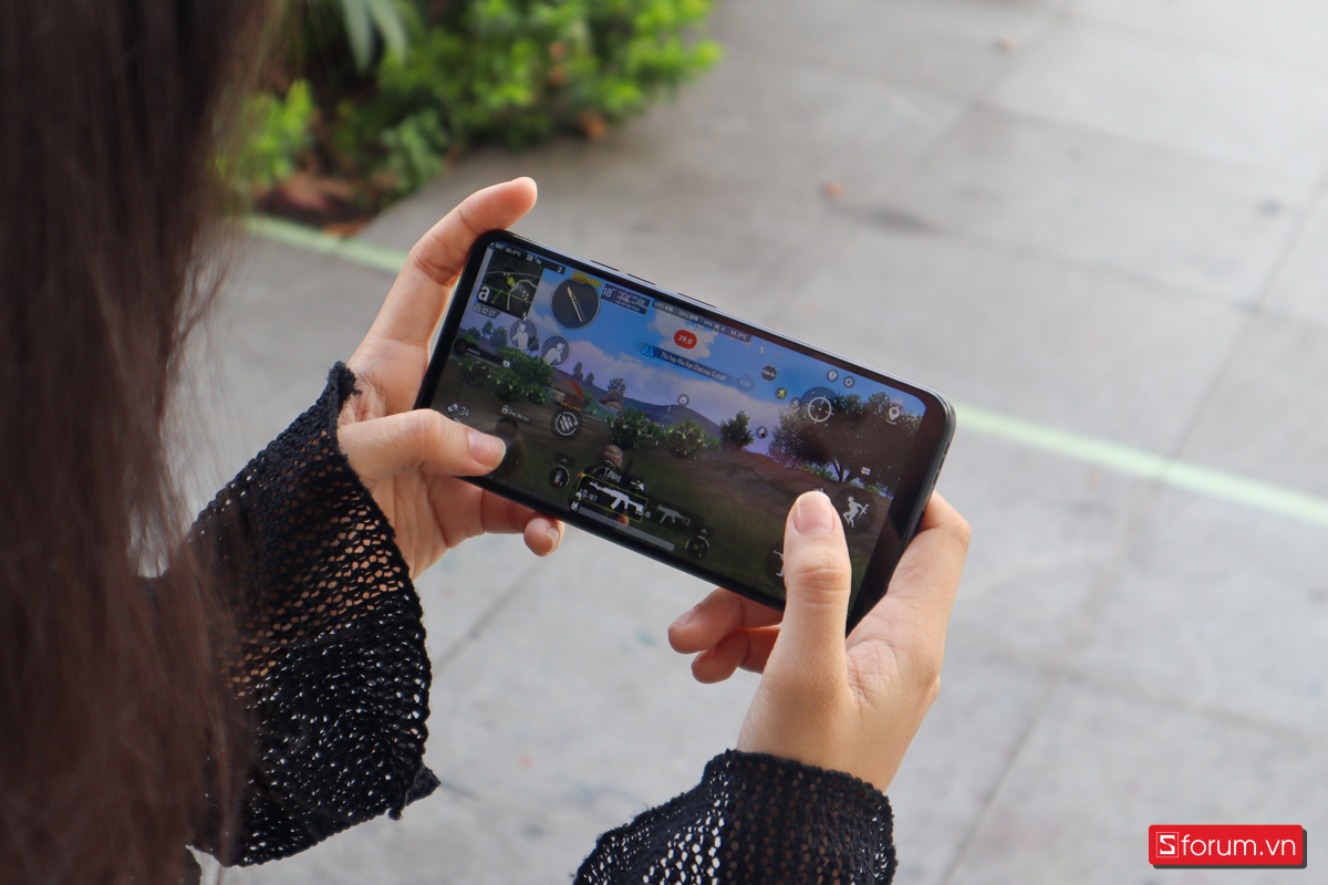 Mình có thử chiến qua một vài tựa game như Liên Minh Tốc Chiến và PUBG Mobile thì máy tỏ ra khá đuối