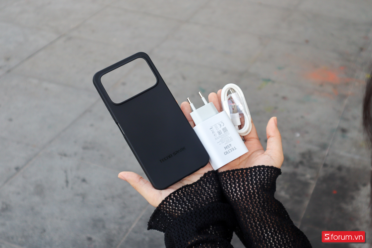 Ở Tecno Spark 40, chiếc ốp lưng nhựa dẻo tặng kèm theo mình đánh giá rất chắc chắn