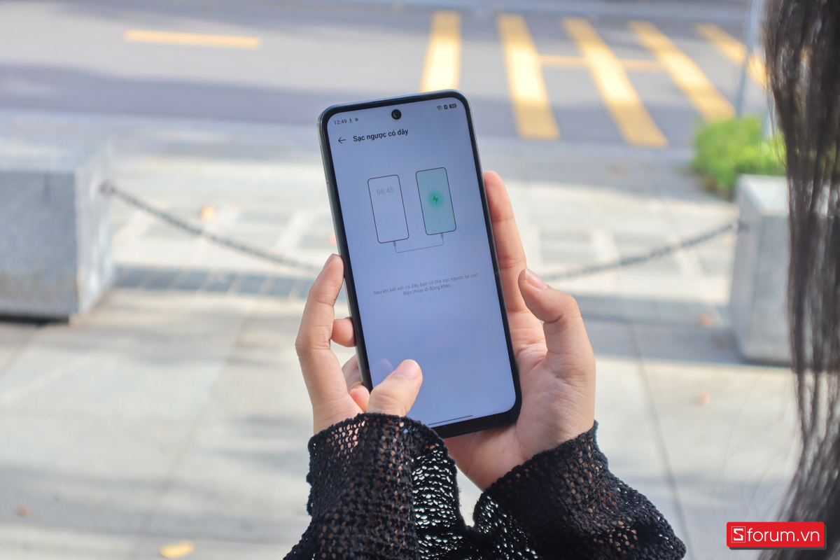 Spark 40 còn có tính năng sạc ngược có dây