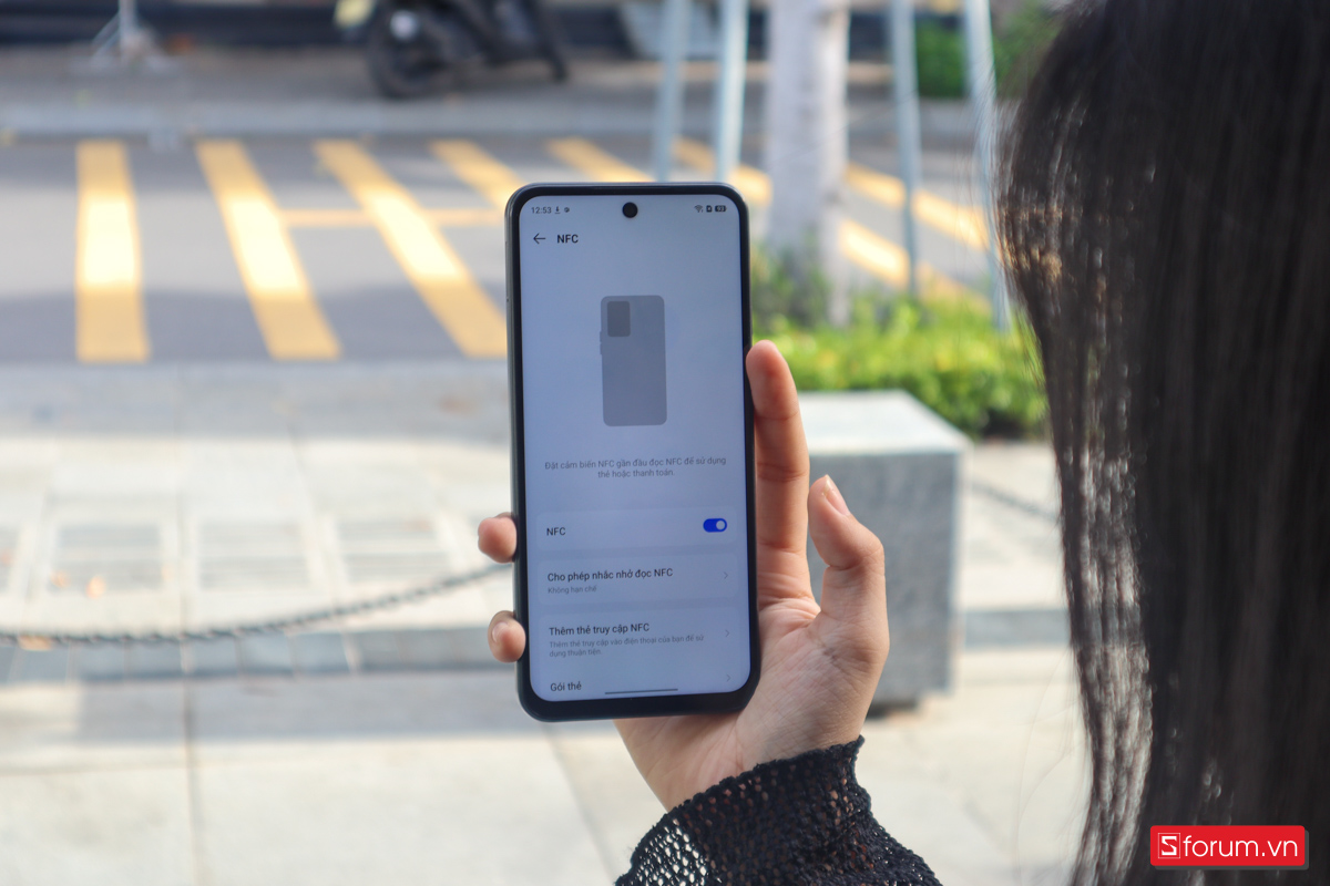 Điểm làm mình cũng khá bất ngờ chính là chiếc máy này sở hữu NFC