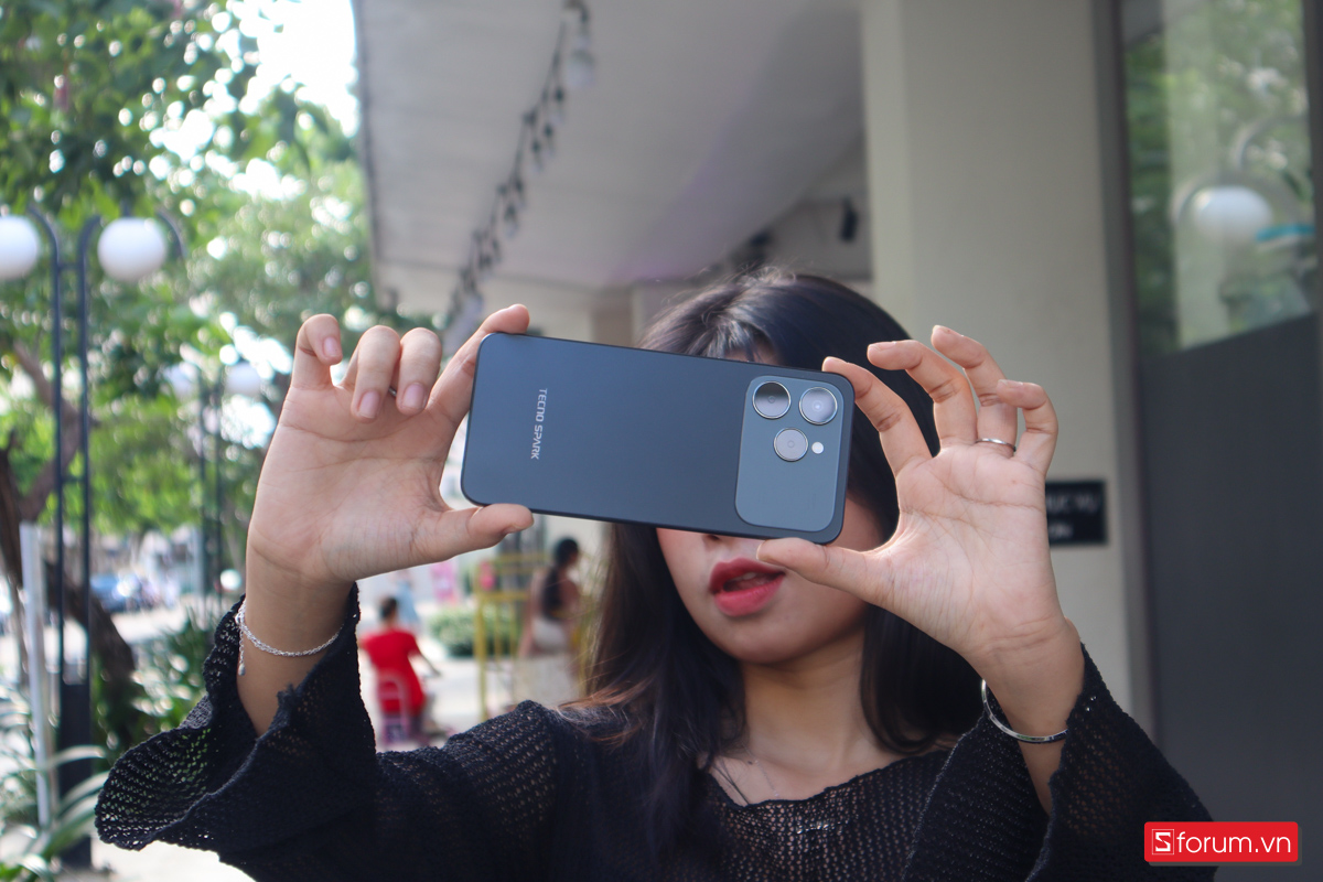 Cụm camera sau của Tecno Spark 40 chỉ có duy nhất cảm biến chính 50MP.