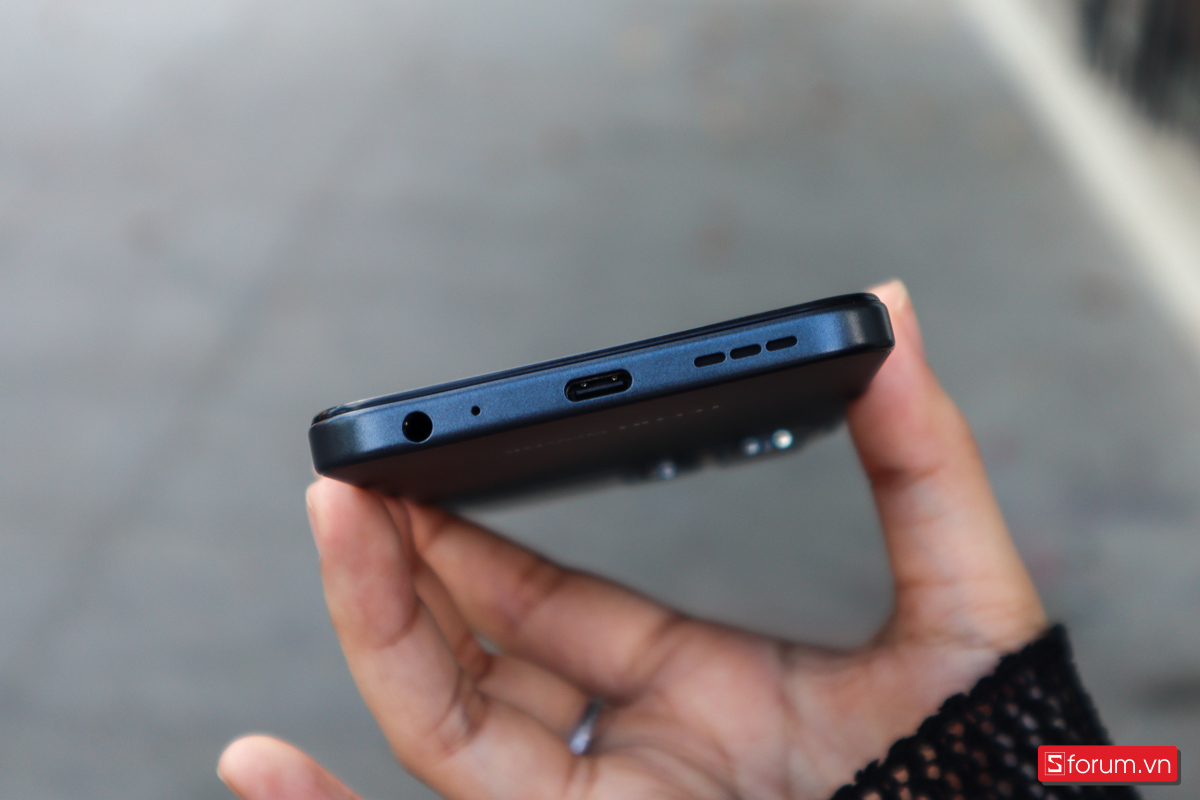 Cạnh dưới của Tecno Spark 40