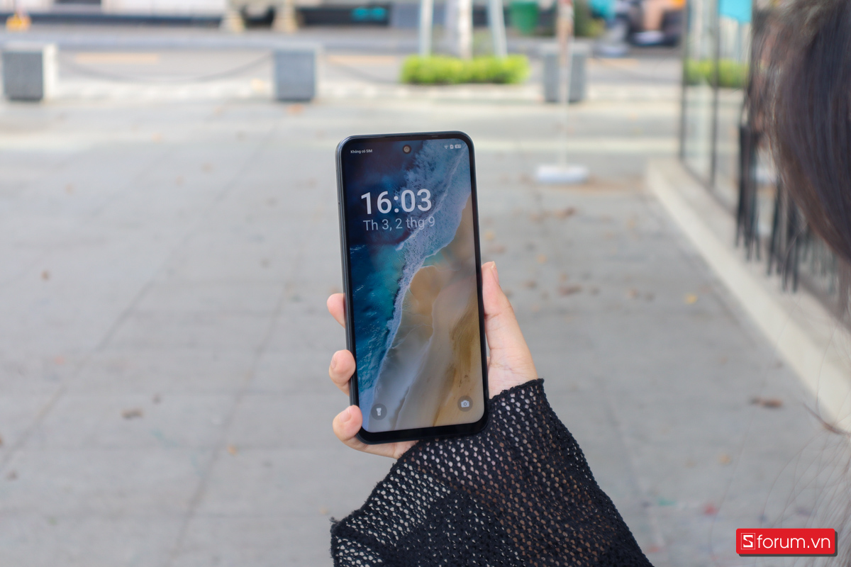 Điểm hạn chế khá rõ ràng khi trên tay Tecno Spark 40 chính là độ sáng không cao