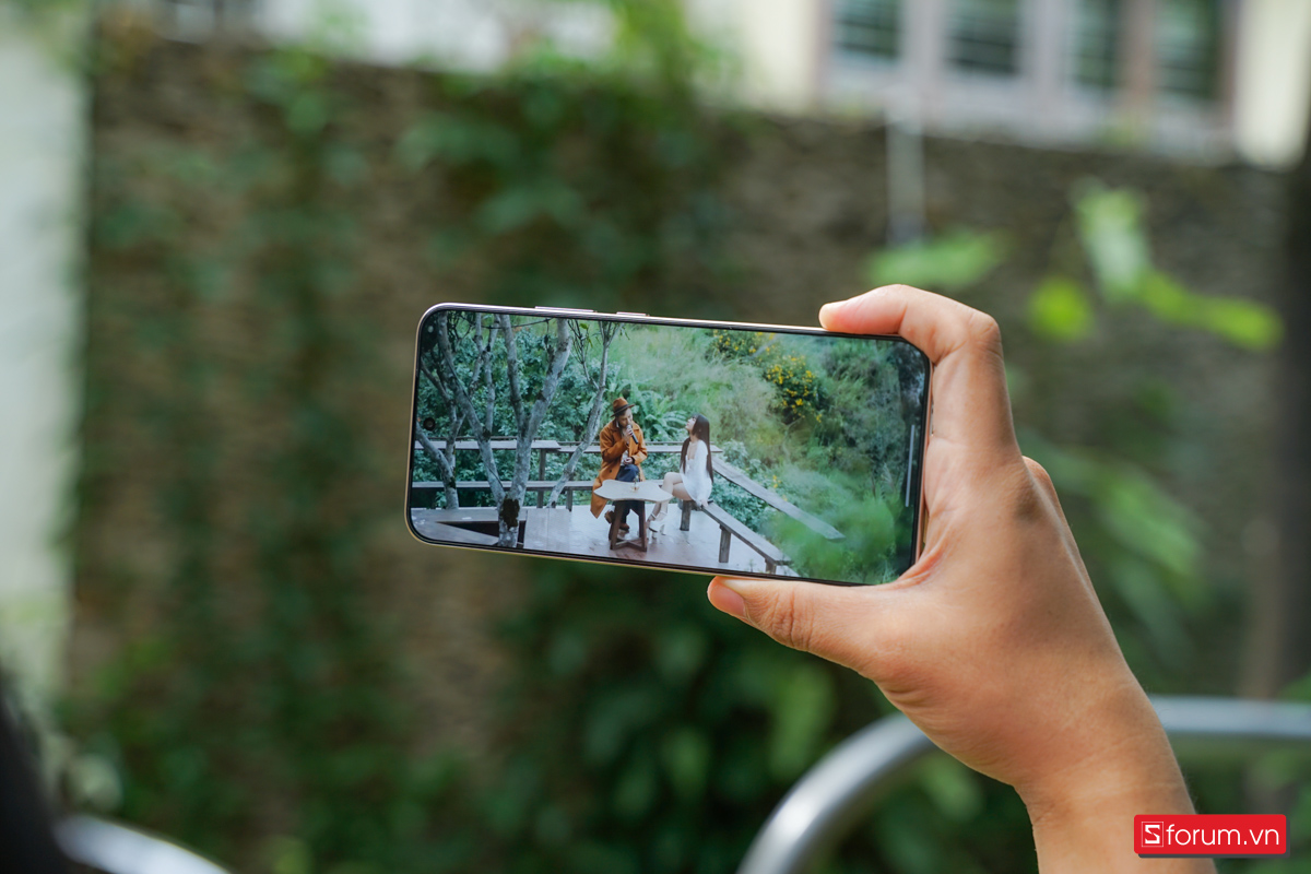 Máy sử dụng màn hình AMOLED hỗ trợ 1 tỉ màu, độ phân giải 1.5K Ultra Clear cùng tần số quét 120Hz