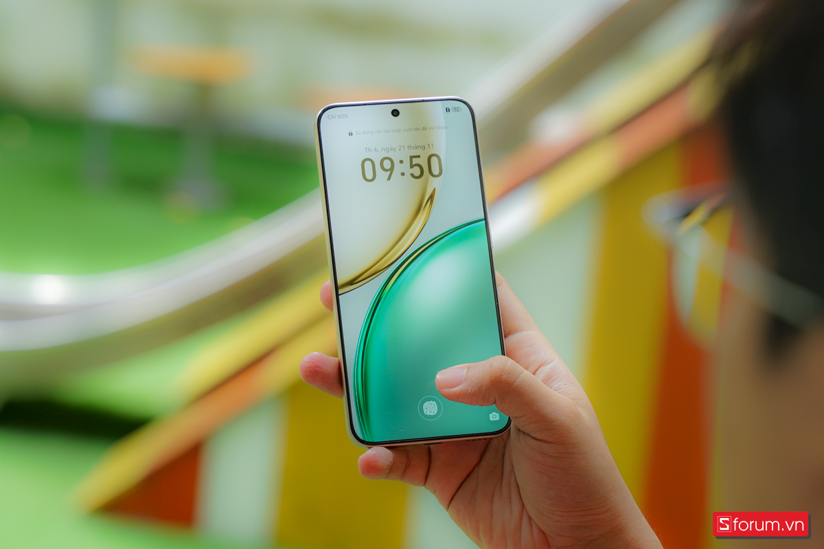 Honor X9d cũng có cảm biến vân tay dưới màn hình, tuy nhiên cảm biến này đặt ở vị trí khá thấp