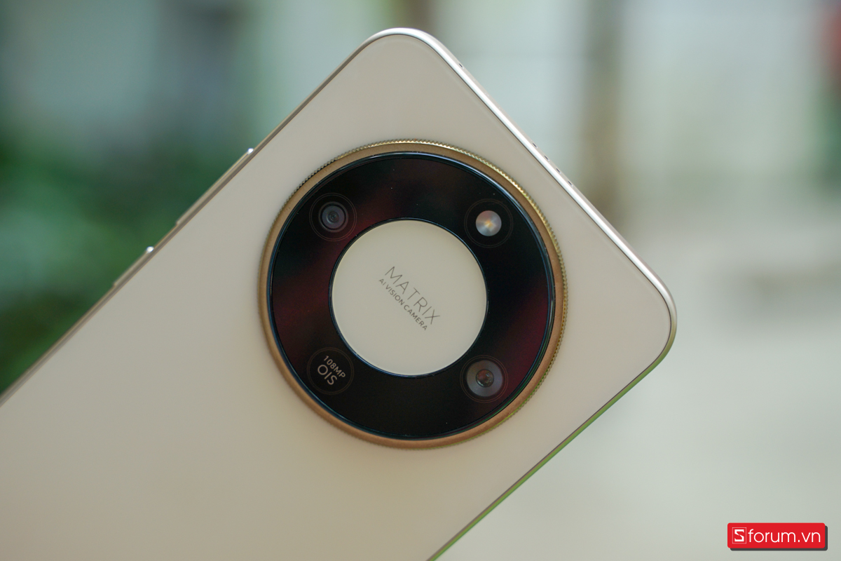 Cụm camera hình tròn lớn của Honor X9d tạo điểm nhận diện rõ ràng cho sản phẩm