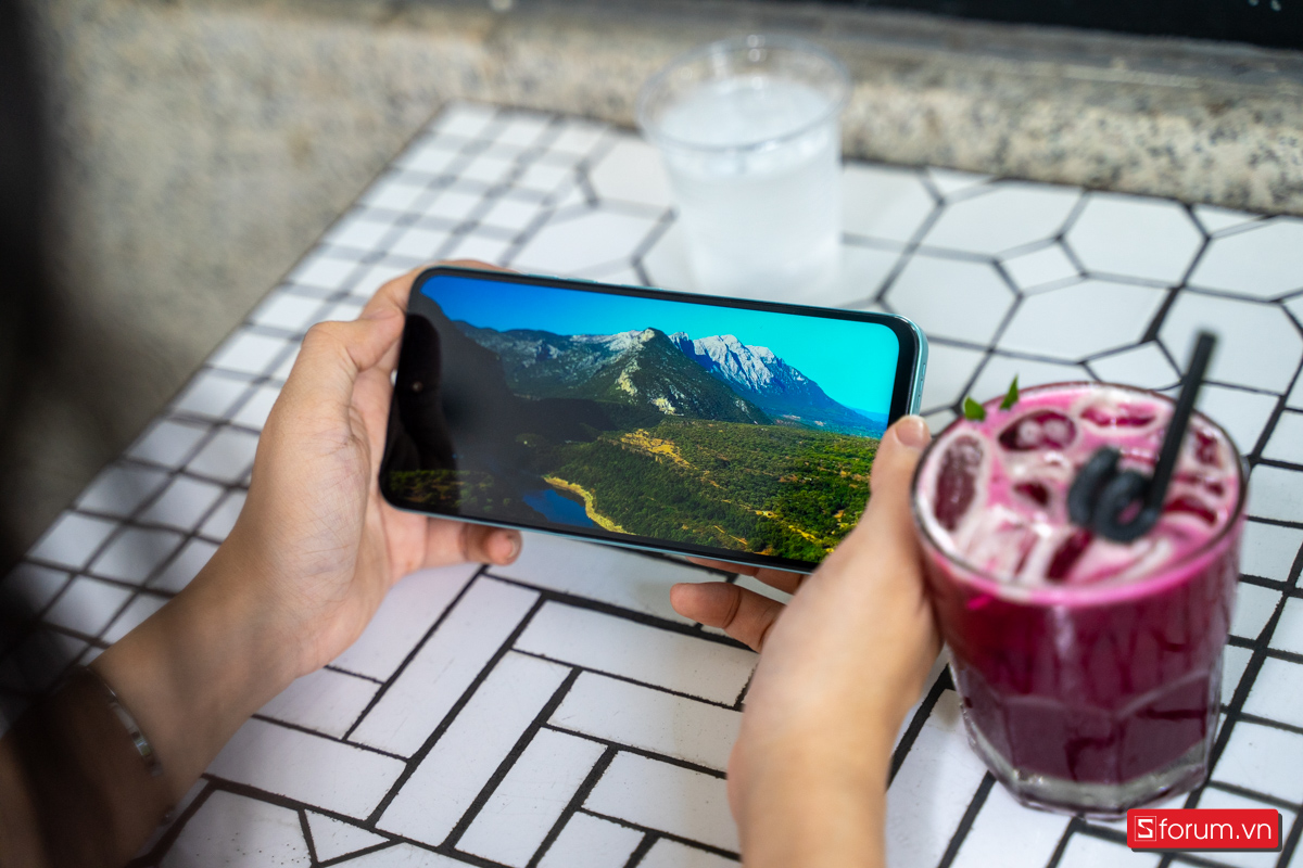 Trên tay Tecno Spark Go 2 thì mình thấy hình ảnh vẫn hiển thị rõ ràng, màu sắc khá hài hòa và chi tiết. 