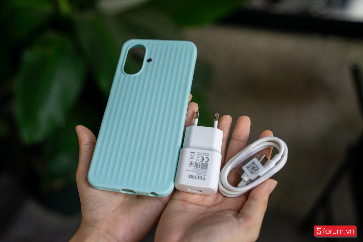Bên trong hộp thì Tecno tặng kèm một chiếc ốp lưng nhựa dẻo với chất lượng hoàn thiện khá tốt