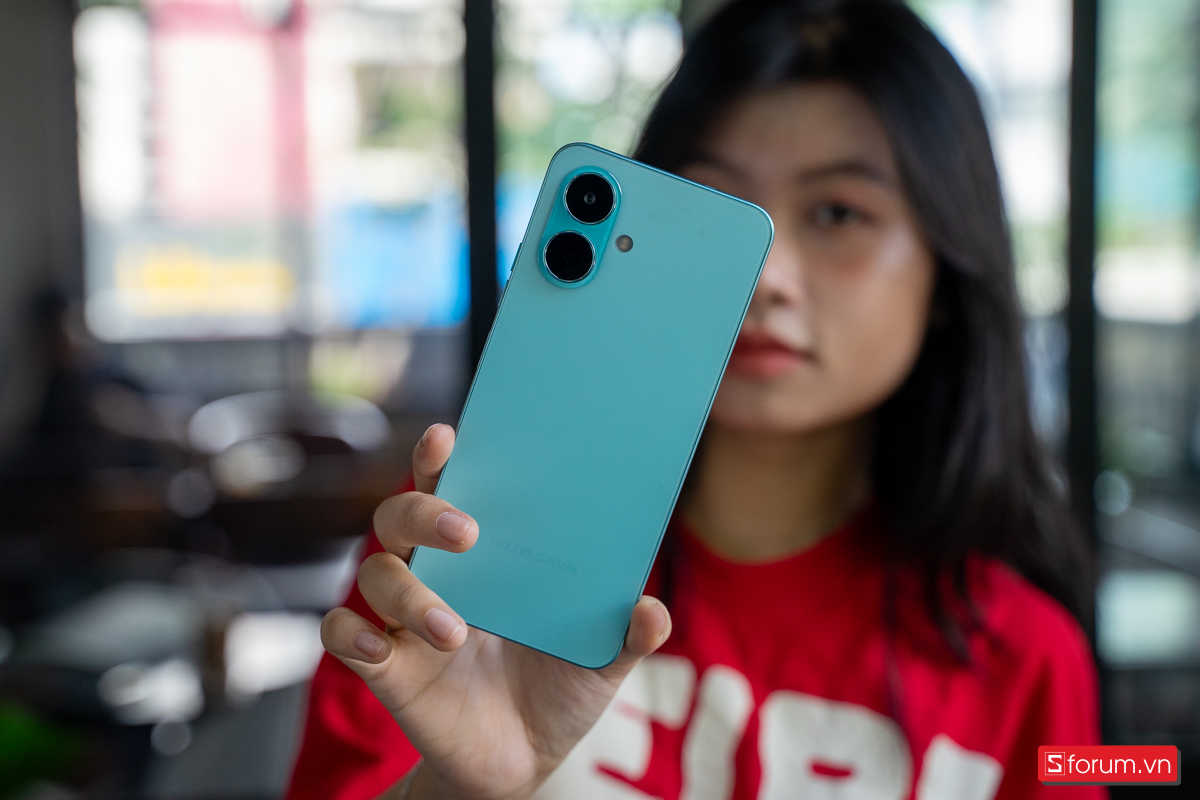 Là một chiếc smartphone giá rẻ, Tecno Spark Go 2 tất nhiên chỉ được làm từ chất liệu nhựa