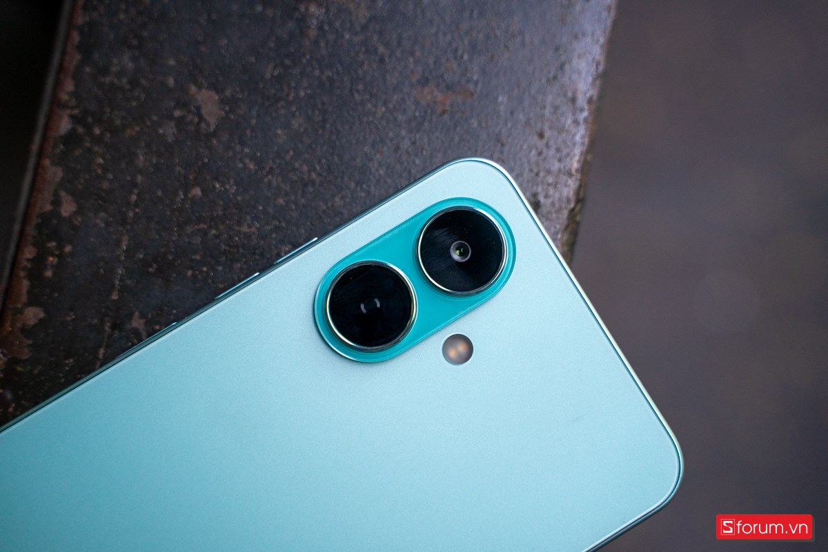 Điểm nhấn đáng chú ý nhất ở phần thiết kế Tecno Spark Go 2 nằm ở cụm camera sau