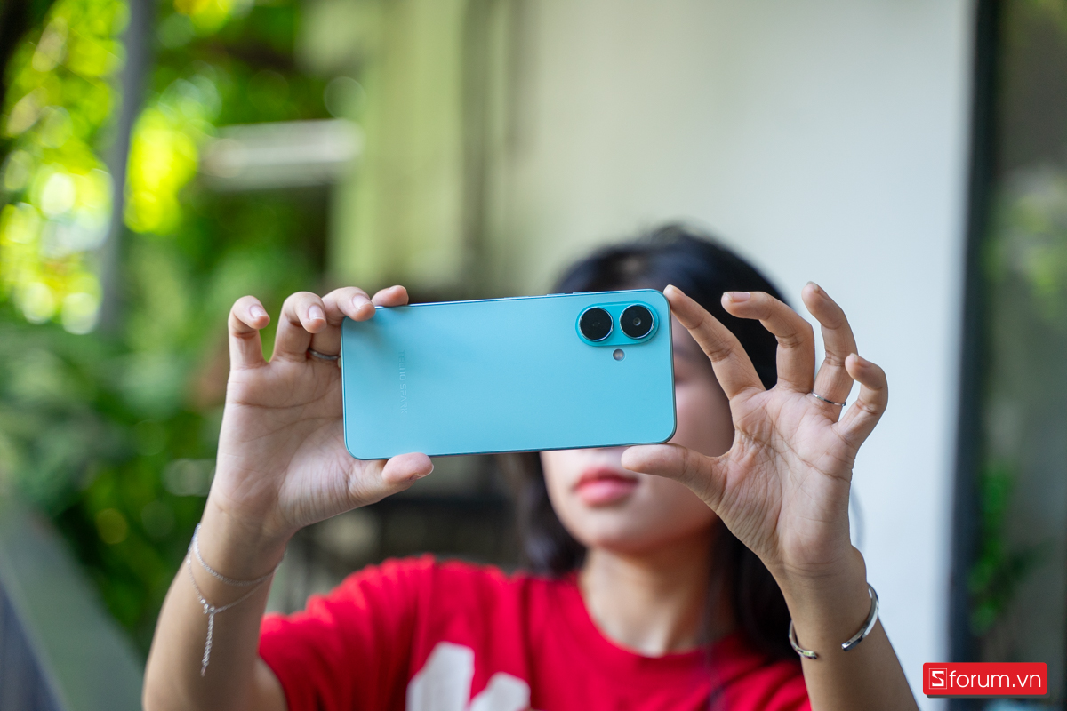 Về quay phim, cả hai camera đều hỗ trợ Full HD 1080p@30fps