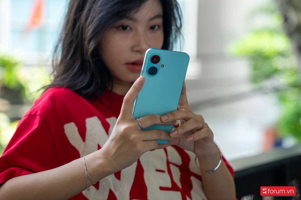 Bề mặt này của Tecno Spark Go 2 mang đến cảm giác cầm nắm chắc chắn, hiện đại