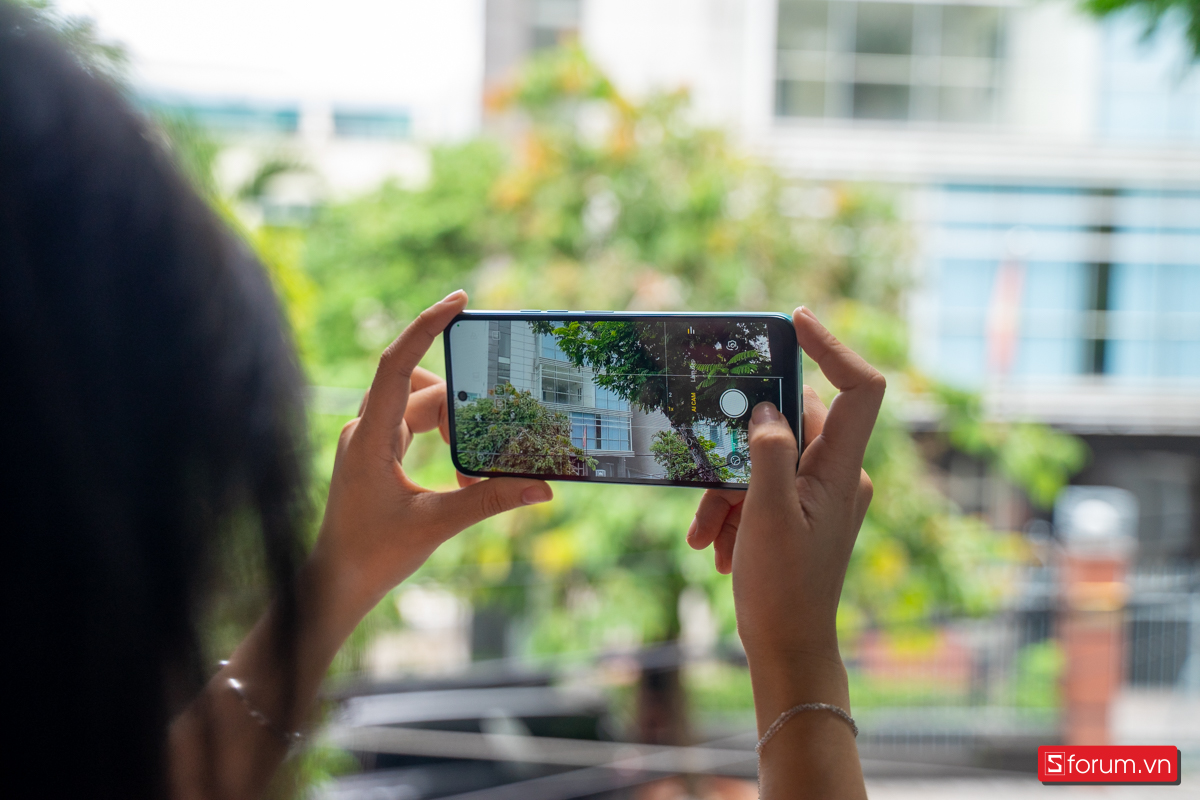 Trong quá trình trên tay Tecno Spark Go 2 thì mình thấy rằng ở điều kiện đủ sáng ảnh cho màu sắc khá tự nhiên