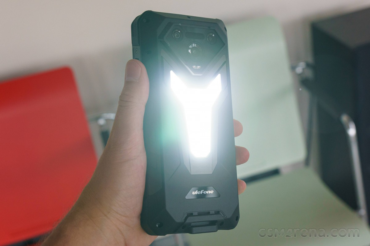 Ở mặt lưng, Ulefone Armor 34 Pro được trang bị đèn chiếu sáng công suất 1,100 lumens với 585 bóng LED