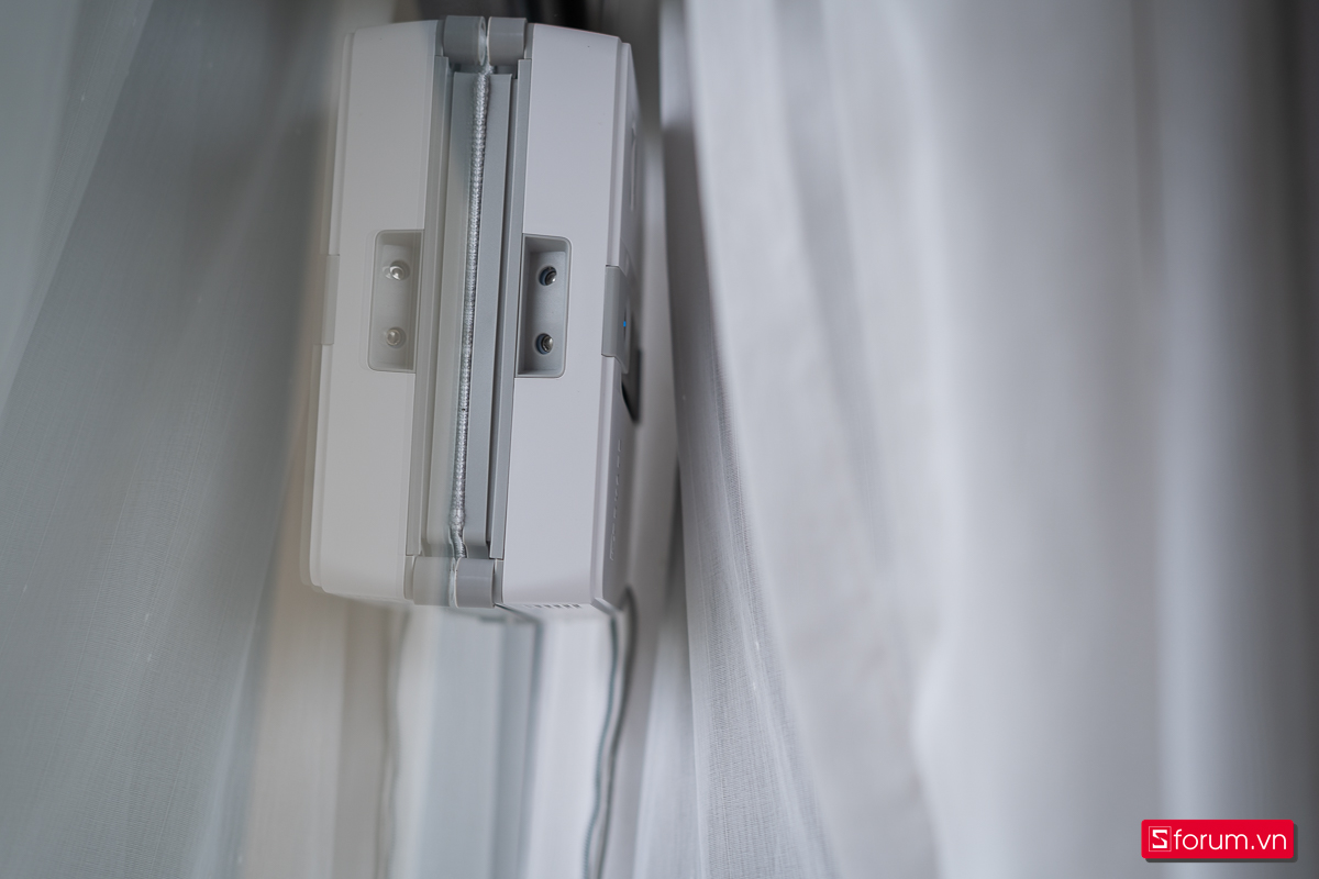 Điểm nhấn đầu tiên ở Ecovacs Winbot Mini nằm ở kích thước nhỏ gọn, giúp dễ dàng tác nghiệm ở các mảng tường kính, cửa kính kích thước vừa & nhỏ ở nhà