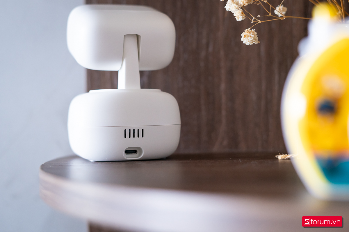 Mặt sau là cổng nguồn USB-C và loa ngoài