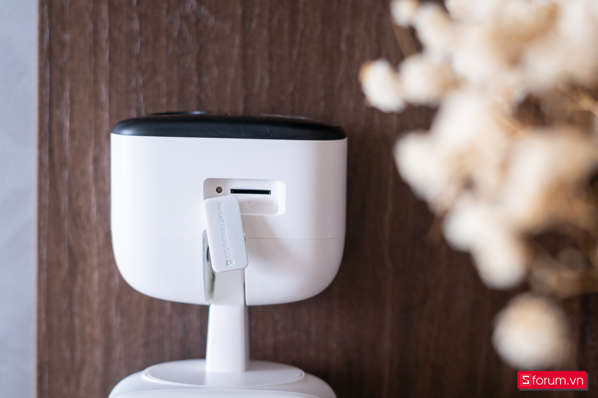 Nắp đậy cao su bên dưới cằm chứa nút Reset và khe cắm thẻ nhớ
