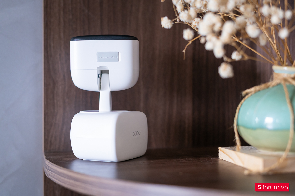 Phần trục giữa cho phép camera xoay linh hoạt nhiều góc độ