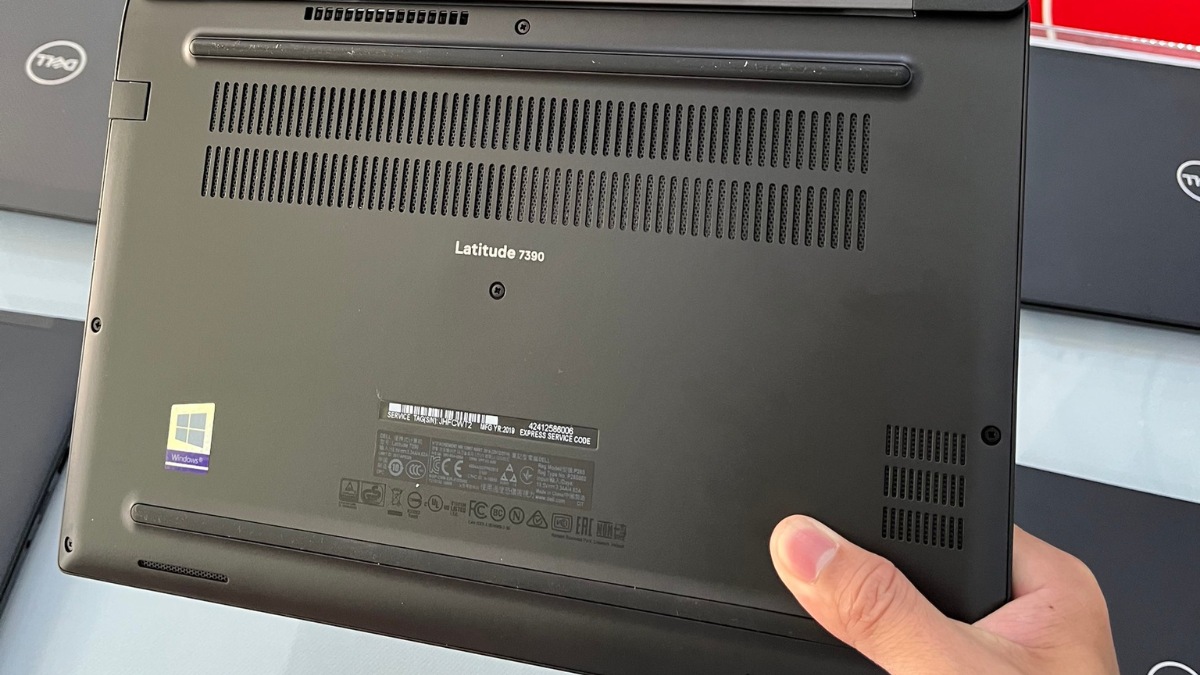 Ký hiệu và tem dán dưới đáy laptop Dell