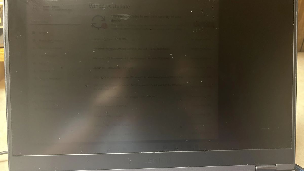 Màn hình laptop tối mờ và nhòe